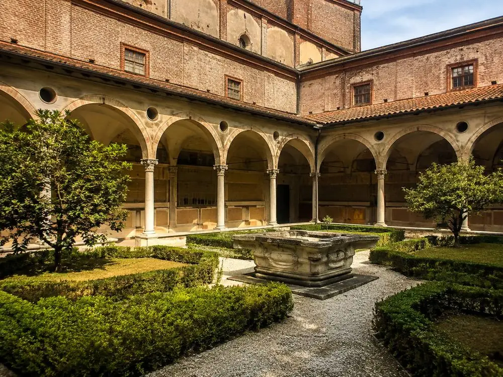 Il chiostro delle Rane nel complesso conventuale di Santa Maria delle Grazie