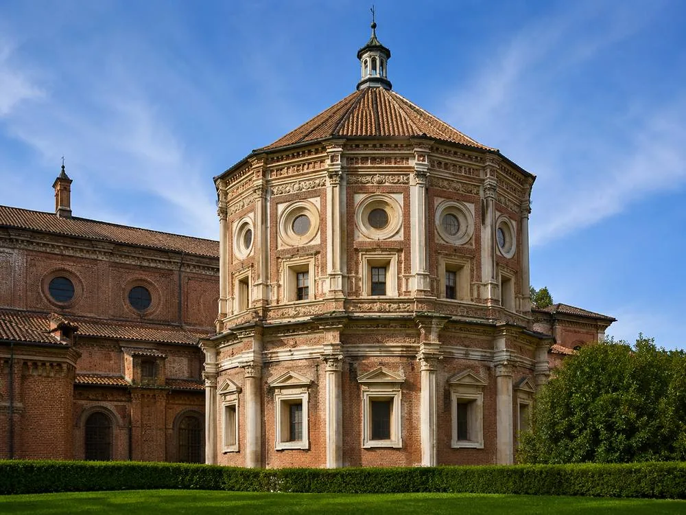 L'abside in mattoni e la tribuna a sedici lati attribuita al Bramante presso Santa Maria delle Grazie